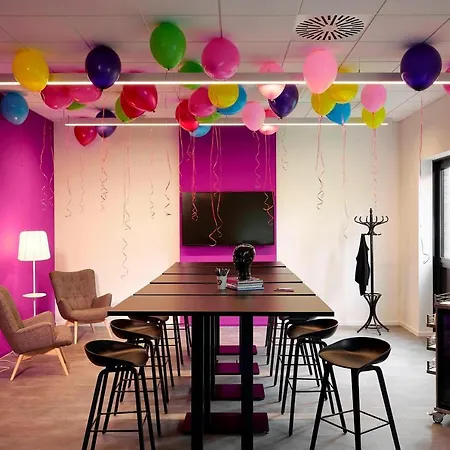 מלון Moxy Munich Airport 4*