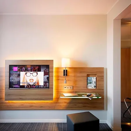 מלון Moxy Munich Airport 4*