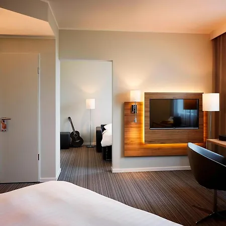 מלון Moxy Munich Airport 4*