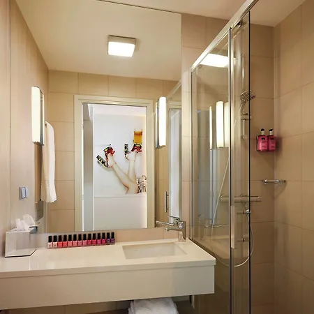 Hotel Moxy Munich Airport 4*